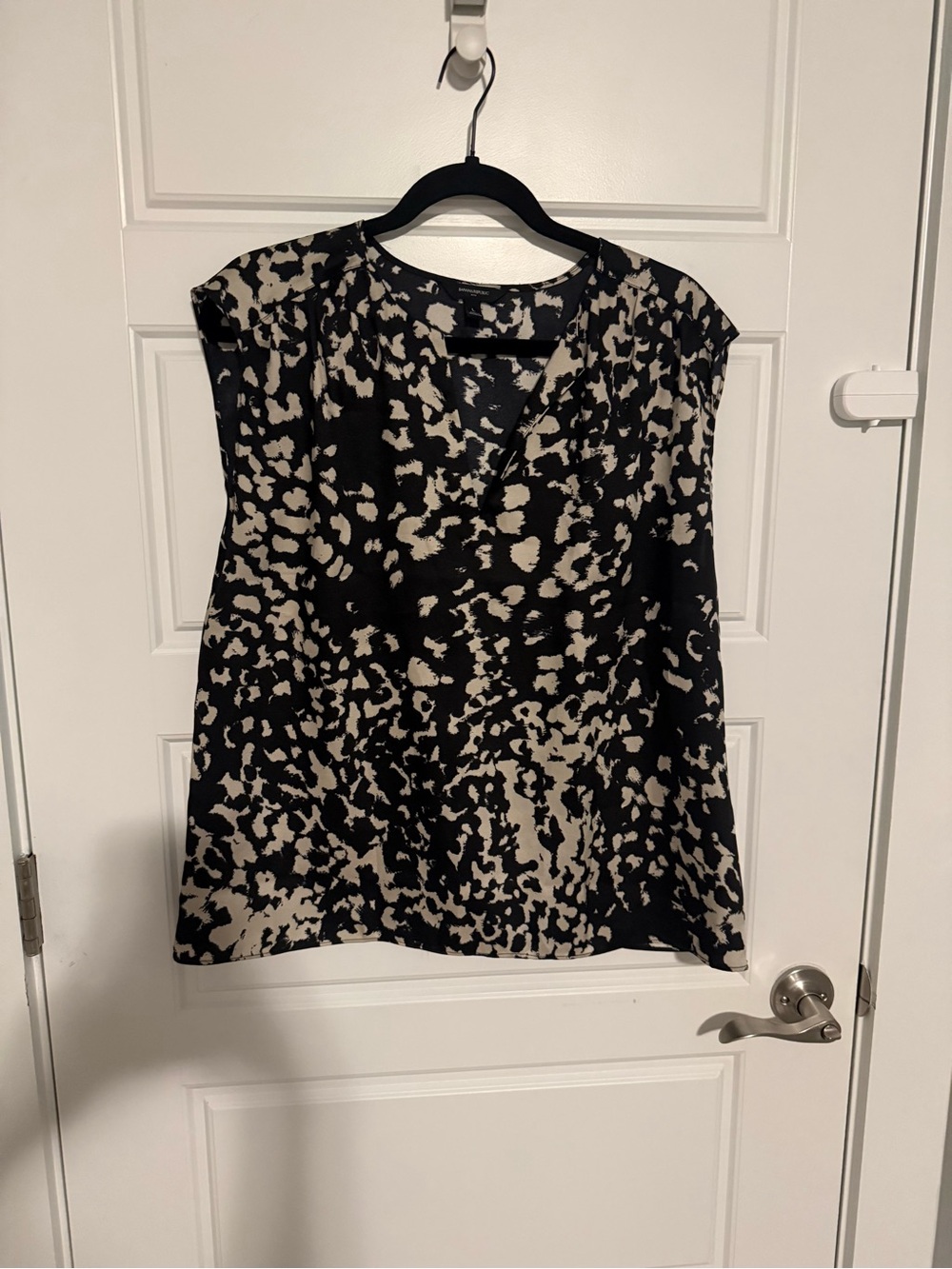 Banana Republic Black and Cream Cap Sleeve Printed V-Neck Top